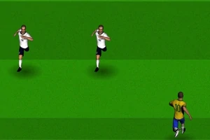 Két futballista fehér mezben fut, és szemben egy sárga-fekete mezes játékos passzra készül a zöld pályán