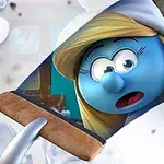 Egy kék bőrű, szőke hajú rajzfilmfigura meglepett arckifejezéssel néz, miközben egy ablakon kinéz