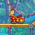 Vidámparkban egy színes hullámvasúton ülő szőke figura, háttérben buja növényzet