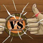 Két összecsapó hüvelykujj, egyik piros, másik kék szalaggal, középen VS felirattal