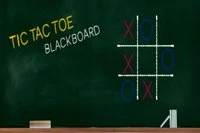 Tic Tac Toe Blackboard egy klasszikus stratégiai kirakós játék