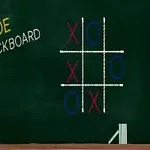 Zöld táblán krétával rajzolt amőba játék látható, mellette a TIC TAC TOE BLACKBOARD szöveg