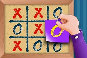 Egy kéz tart egy lila lapot, amelyre egy sárga O van rajzolva, egy hagyományos 3x3-as rács mellett, ahol piros X és kék O jelek láthatók