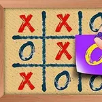 Egy kéz tart egy lila lapot, amelyre egy sárga O van rajzolva, egy hagyományos 3x3-as rács mellett, ahol piros X és kék O jelek láthatók