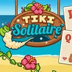 Egy tengerparti jelenet, amelyen egy fa tábla virágokkal díszítve, játszólapok rajzfilmfigurás ábrákkal és egy tiki szobor látható