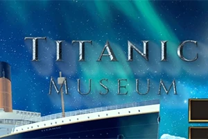 A képen egy hajó, az Titanic Museum felirattal, az égen sarki fény látható