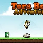 Egy ugró karakter színes, rajzfilmszerű világban, három különböző szörny mellett és a Tora Boy Adventure felirat
