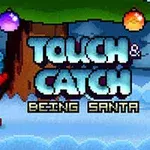 Mikulás kinézetű figura egy fenyőfa alatt áll havas tájon, színes karácsonyi díszekkel a háttérben, mellette pedig a „Touch & Catch: Being Santa” felirat látható