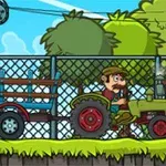Egy rajzfilmszerű figura zöld traktorral és utánfutóval halad egy füves úton, háttérben fákkal és kerítéssel
