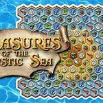 Kék háttér előtt egy tekercs van, rajta „Treasures of the Mystic Sea” felirattal és egy hatszögletű elemekkel teli játéktábla