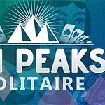 A képen egy három hegycsúcs szimbólum látható négy ász kártyalappal körülvéve, egy zöldes-kék háttér előtt, a TRI PEAKS SOLITAIRE felirat alatt