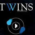 A TWINS felirat felett két kék fénypont forog egy kör körül, fehér háttérrel és play ikonnal a közepén