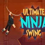 Egy rajzfilmszerű ninja bal oldalon tart egy kötelet, míg a háttérben két nagy fogaskerék látható egy téglafalon, középen a ULTIMATE NINJA SWING felirattal