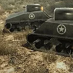 Két páncélos tank videojáték-stílusban, csillag jelzéssel, száraz füves területen, az egyik tüzelést ábrázoló fénnyel