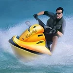 Egy férfi sárga jet ski-n száguld a vízen, miközben napszemüveget visel