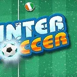 Zöld, focipályát idéző háttér előtt Winter Soccer felirat látható, két oldalon országzászlós labdákkal