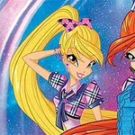 Két színes animált lány, egyik szőke és masnis, a másik vörös hajú, kockás ruhában, csillogó háttér előtt pózol