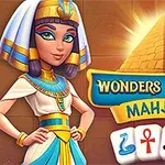 Egy egyiptomi ruhába öltözött nő, háttérben egy piramis, az előtérben pedig mahjong kövek egyiptomi szimbólumokkal