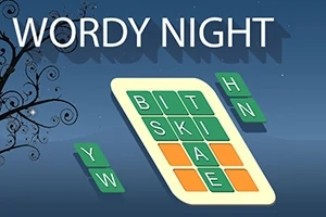 A Wordy Night felirat alatt egy szókirakó tábla látható különböző betűkkel és zöld, illetve narancssárga színű mezőkkel, a háttérben stilizált faágakkal éjszakai égbolt előtt