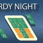 A Wordy Night felirat alatt egy szókirakó tábla látható különböző betűkkel és zöld, illetve narancssárga színű mezőkkel, a háttérben stilizált faágakkal éjszakai égbolt előtt