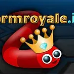 Egy piros kukac királyi koronával, háttérben a wormroyale