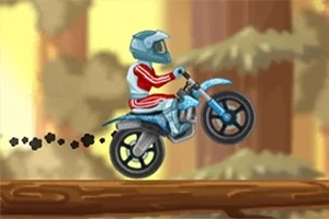 Egy motoros bukósisakot viselő ember piros-fehér ruhában egy kék motorral egy farönkön ugrat