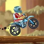 Egy motoros bukósisakot viselő ember piros-fehér ruhában egy kék motorral egy farönkön ugrat