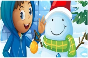 Egy mosolygós fiú kék kapucnis pulóverben hóember mellett áll, és díszt tart a kezében a havas háttér előtt