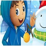 Egy mosolygós fiú kék kapucnis pulóverben hóember mellett áll, és díszt tart a kezében a havas háttér előtt