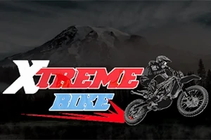 Motoros ugrik a levegőbe hegyek előtt sötét háttérrel, mellette Xtreme Bike felirat