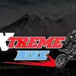 Motoros ugrik a levegőbe hegyek előtt sötét háttérrel, mellette Xtreme Bike felirat