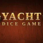 A kép két dobókockát és a Yacht Dice Game feliratot mutat fából készült háttér előtt