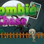 Színes Zombie Chase felirat egy éjszakai háttéren, ahol egy rajzolt fiú és múmiafigura kergetőzik egy kerítés előtt
