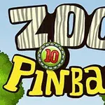 A képen a Zoo Pinball felirat látható, fa mintázatú és élénk színű betűkkel, két zöld fa mellett
